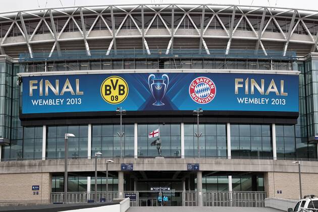 die ersten Fans fotografieren Wembley Stadion für das Championsleaguefinale dekoriert, Logos der Vereine Clubs Frontansicht Haupteingang Fußball Fussball Championsleague Finale Final 2013 Herren Saison 2012 13 22.05.2013 FC Bayern München vs. BVB Borussia Dortmund