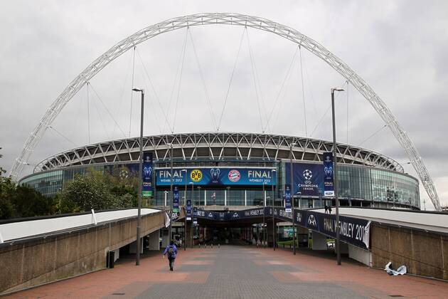 die ersten Fans fotografieren Wembley Stadion für das Championsleaguefinale dekoriert, Logos der Vereine Clubs Frontansicht Haupteingang Fußball Fussball Championsleague Finale Final 2013 Herren Saison 2012 13 22.05.2013 FC Bayern München vs. BVB Borussia Dortmund