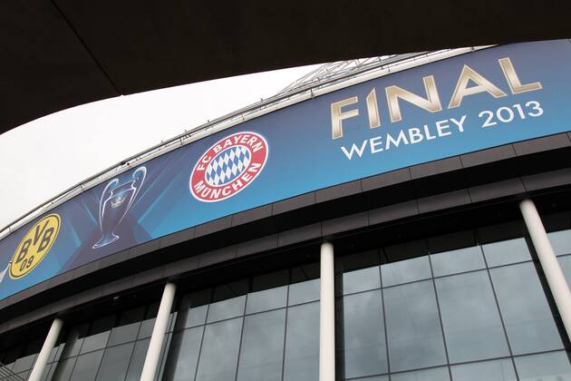 die ersten Fans fotografieren Wembley Stadion für das Championsleaguefinale dekoriert, Logos der Vereine Clubs Frontansicht Haupteingang Fußball Fussball Championsleague Finale Final 2013 Herren Saison 2012 13 22.05.2013 FC Bayern München vs. BVB Borussia Dortmund