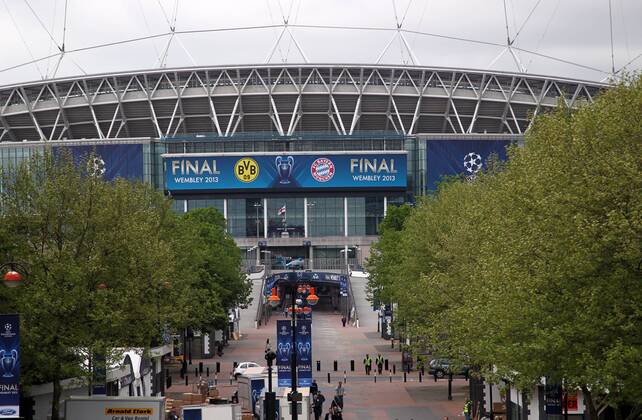 Wembley Stadion für das Championsleaguefinale dekoriert, Logos der Vereine Clubs Frontansicht Haupteingang Fußball Fussball Championsleague Finale Final 2013 Herren Saison 2012 13 22.05.2013 FC Bayern München vs. BVB Borussia Dortmund