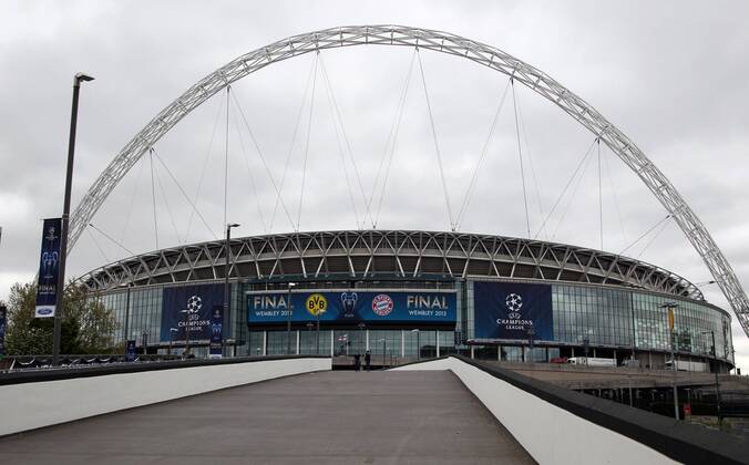 Wembley Stadion für das Championsleaguefinale dekoriert, Logos der Vereine Clubs Frontansicht Haupteingang Fußball Fussball Championsleague Finale Final 2013 Herren Saison 2012 13 22.05.2013 FC Bayern München vs. BVB Borussia Dortmund