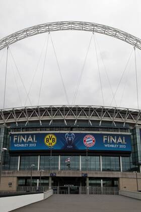 die ersten Fans fotografieren Wembley Stadion für das Championsleaguefinale dekoriert, Logos der Vereine Clubs Frontansicht Haupteingang Fußball Fussball Championsleague Finale Final 2013 Herren Saison 2012 13 22.05.2013 FC Bayern München vs. BVB Borussia Dortmund