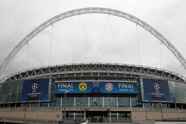 die ersten Fans fotografieren Wembley Stadion für das Championsleaguefinale dekoriert, Logos der Vereine Clubs Frontansicht Haupteingang Fußball Fussball Championsleague Finale Final 2013 Herren Saison 2012 13 22.05.2013 FC Bayern München vs. BVB Borussia Dortmund