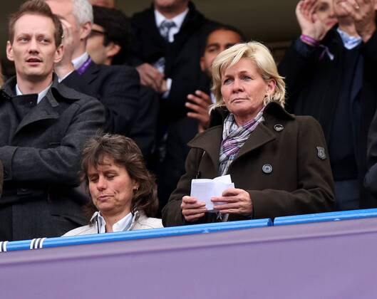 London Fulham Fußball Champions League Finale Frauen VfL Wolfsburg vs. Olympique Lyon, v.l. Co-Trainerin Ulrike Ballweg und Bundestrainerin Silvia Neid 8GER) schauen sich das Spiel an