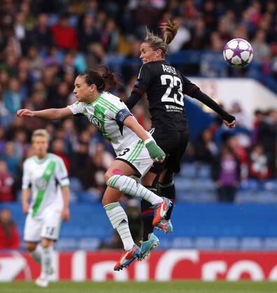 London Fulham Fußball Champions League Finale Frauen VfL Wolfsburg vs. Olympique Lyon, v.l. Nadine Kessler (Wolfsburg), Camille Abily (Lyon)
