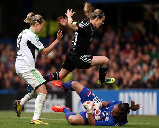 London Fulham Fußball Champions League Finale Frauen VfL Wolfsburg vs. Olympique Lyon, v.l. Zsanett Jakafi (Wolfsburg), Sonia Bompastor (Lyon), unten Torhüterin Sarah Bouhaddi (Lyon)