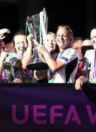Lena Gössling mit Pokal Pokalsieger Fußball Fussball UEFA Championsleague Finale Final 2013 Damen Frauen Saison 2012 13 23.05.2013 VfL Wolfsburg vs. Olympique Lyon