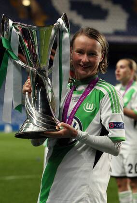 Conny Pohlers mit Pokal Pokalsieger Fußball Fussball UEFA Championsleague Finale Final 2013 Damen Frauen Saison 2012 13 23.05.2013 VfL Wolfsburg vs. Olympique Lyon