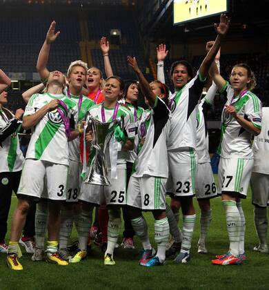 Martina Müller mit Pokal Pokalsieger Wolfsburgerinnen Mannschaft feiern Freude Emotion jubelnd Jubel nach Sieg Gewinner Fußball Fussball UEFA Championsleague Finale Final 2013 Damen Frauen Saison 2012 13 23.05.2013 VfL Wolfsburg vs. Olympique Lyon