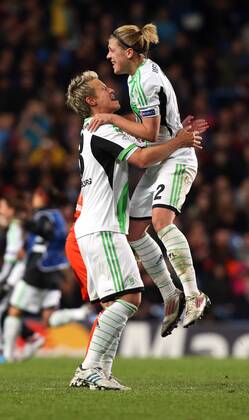 London Fulham Fußball Champions League Finale Frauen VfL Wolfsburg vs. Olympique Lyon, v.l.Ivonne Hartmann (Wolfsburg) und Luisa Wensing freuen sich