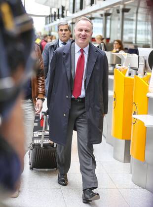 Karl-Heinz RUMMENIGGE (Vorstandsvorsitzender FCB AG) und Mannschaft des FCB am Flughafen MÜNCHEN 24.05.2013 vor dem Flug zum Spiel FC BAYERN MÜNCHEN gegen BORUSSIA DORTMUND im Fussball UEFA Champions League, Finale, im Wembley Stadion London am 25.05.2013 CL Saison 2012 2013, FCB, MÜNCHEN, BVB