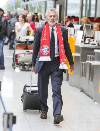 Paul Breitner und Mannschaft des FCB am Flughafen MÜNCHEN 24.05.2013 vor dem Flug zum Spiel FC BAYERN MÜNCHEN gegen BORUSSIA DORTMUND im Fussball UEFA Champions League, Finale, im Wembley Stadion London am 25.05.2013 CL Saison 2012 2013, FCB, MÜNCHEN, BVB