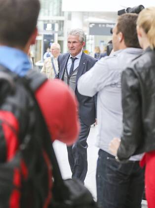 Trainer Cheftrainer Jupp HEYNCKES (FCB) und Mannschaft des FCB am Flughafen MÜNCHEN 24.05.2013 vor dem Flug zum Spiel FC BAYERN MÜNCHEN gegen BORUSSIA DORTMUND im Fussball UEFA Champions League, Finale, im Wembley Stadion London am 25.05.2013 CL Saison 2012 2013, FCB, MÜNCHEN, BVB