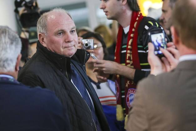 Präsident und Aufsichtsratsvorsitzender Uli HOENESS (FCB) und Mannschaft des FCB am Flughafen MÜNCHEN 24.05.2013 vor dem Flug zum Spiel FC BAYERN MÜNCHEN gegen BORUSSIA DORTMUND im Fussball UEFA Champions League, Finale, im Wembley Stadion London am 25.05.2013 CL Saison 2012 2013, FCB, MÜNCHEN, BVB