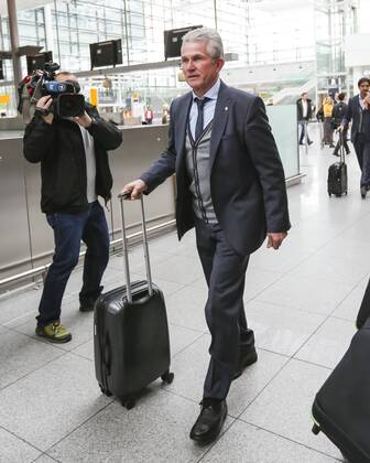 Trainer Cheftrainer Jupp HEYNCKES (FCB) und Mannschaft des FCB am Flughafen MÜNCHEN 24.05.2013 vor dem Flug zum Spiel FC BAYERN MÜNCHEN gegen BORUSSIA DORTMUND im Fussball UEFA Champions League, Finale, im Wembley Stadion London am 25.05.2013 CL Saison 2012 2013, FCB, MÜNCHEN, BVB