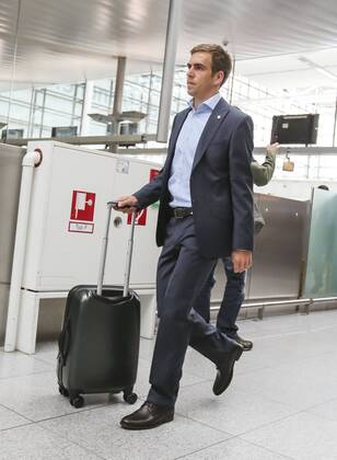 Philipp Lahm (Bayern 21) und Mannschaft des FCB am Flughafen MÜNCHEN 24.05.2013 vor dem Flug zum Spiel FC BAYERN MÜNCHEN gegen BORUSSIA DORTMUND im Fussball UEFA Champions League, Finale, im Wembley Stadion London am 25.05.2013 CL Saison 2012 2013, FCB, MÜNCHEN, BVB