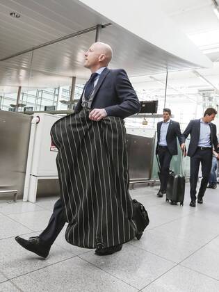 Matthias SAMMER, Vorstand FCB und Mannschaft des FCB am Flughafen MÜNCHEN 24.05.2013 vor dem Flug zum Spiel FC BAYERN MÜNCHEN gegen BORUSSIA DORTMUND im Fussball UEFA Champions League, Finale, im Wembley Stadion London am 25.05.2013 CL Saison 2012 2013, FCB, MÜNCHEN, BVB