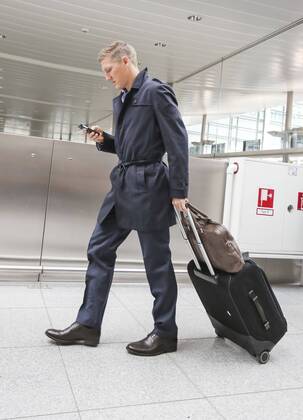 Bastian Schweinsteiger (Bayern 31) telefoniert mit dem Handy, fotografiert, iphone apple und Mannschaft des FCB am Flughafen MÜNCHEN 24.05.2013 vor dem Flug zum Spiel FC BAYERN MÜNCHEN gegen BORUSSIA DORTMUND im Fussball UEFA Champions League, Finale, im Wembley Stadion London am 25.05.2013 CL Saison 2012 2013, FCB, MÜNCHEN, BVB