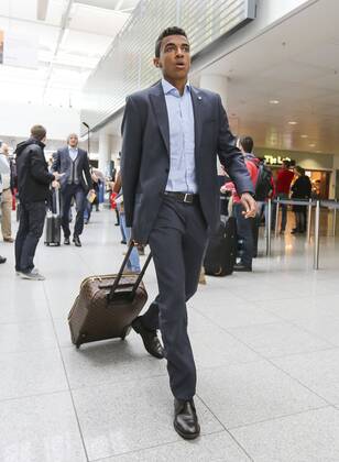 Luiz GUSTAVO (Bayern 30) und Mannschaft des FCB am Flughafen MÜNCHEN 24.05.2013 vor dem Flug zum Spiel FC BAYERN MÜNCHEN gegen BORUSSIA DORTMUND im Fussball UEFA Champions League, Finale, im Wembley Stadion London am 25.05.2013 CL Saison 2012 2013, FCB, MÜNCHEN, BVB