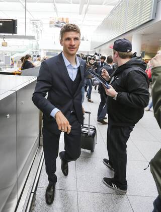 Thomas Müller Müller (Bayern 25) und Mannschaft des FCB am Flughafen MÜNCHEN 24.05.2013 vor dem Flug zum Spiel FC BAYERN MÜNCHEN gegen BORUSSIA DORTMUND im Fussball UEFA Champions League, Finale, im Wembley Stadion London am 25.05.2013 CL Saison 2012 2013, FCB, MÜNCHEN, BVB