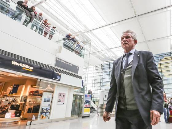 Trainer Cheftrainer Jupp HEYNCKES (FCB) Trainer, Coach, Einzelbild, Geste, Gestik, Mimik und Mannschaft des FCB am Flughafen MÜNCHEN 24.05.2013 vor dem Flug zum Spiel FC BAYERN MÜNCHEN gegen BORUSSIA DORTMUND im Fussball UEFA Champions League, Finale, im Wembley Stadion London am 25.05.2013 CL Saison 2012 2013, FCB, MÜNCHEN, BVB