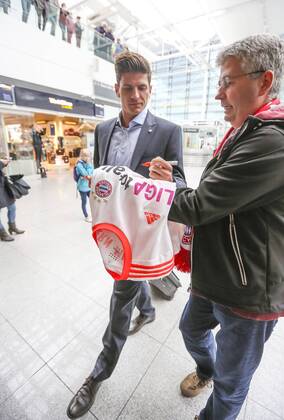 Mario Gomez ( Bayern 33 ) Autogramme geben Fans, Fussballfans, supporters, spectators, Zuschauer und Mannschaft des FCB am Flughafen MÜNCHEN 24.05.2013 vor dem Flug zum Spiel FC BAYERN MÜNCHEN gegen BORUSSIA DORTMUND im Fussball UEFA Champions League, Finale, im Wembley Stadion London am 25.05.2013 CL Saison 2012 2013, FCB, MÜNCHEN, BVB