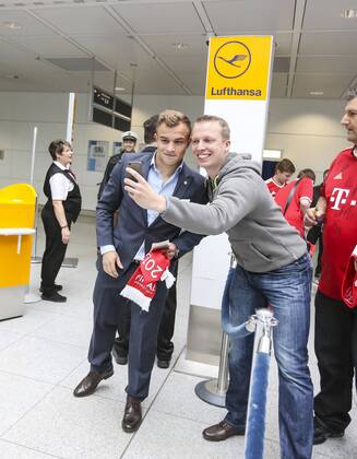Xherdan SHAQIRI, FCB 11 Fans, Fussballfans, supporters, spectators, Zuschauer, und Mannschaft des FCB am Flughafen MÜNCHEN 24.05.2013 vor dem Flug zum Spiel FC BAYERN MÜNCHEN gegen BORUSSIA DORTMUND im Fussball UEFA Champions League, Finale, im Wembley Stadion London am 25.05.2013 CL Saison 2012 2013, FCB, MÜNCHEN, BVB