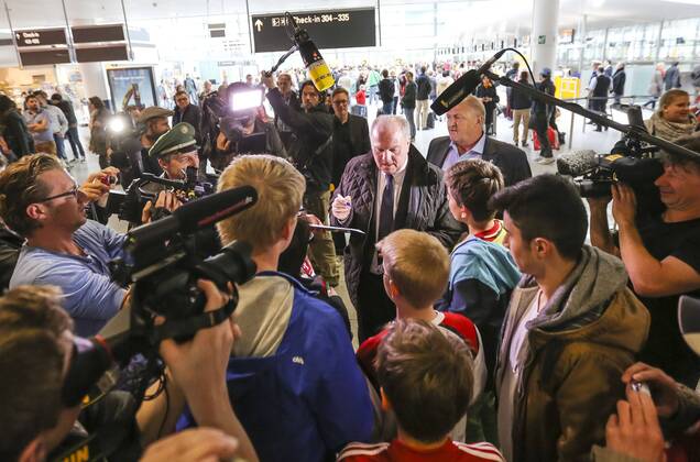 Präsident und Aufsichtsratsvorsitzender Uli HOENESS (FCB) umringt von Fernsehen,Journalisten, TV, Medien, Fotografen , Fernsehübertagung, Live, Liveübertragung und Mannschaft des FCB am Flughafen MÜNCHEN 24.05.2013 vor dem Flug zum Spiel FC BAYERN MÜNCHEN gegen BORUSSIA DORTMUND im Fussball UEFA Champions League, Finale, im Wembley Stadion London am 25.05.2013 CL Saison 2012 2013, FCB, MÜNCHEN, BVB