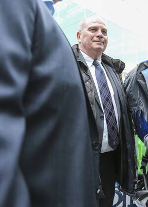 Präsident und Aufsichtsratsvorsitzender Uli HOENESS (FCB) und Mannschaft des FCB am Flughafen MÜNCHEN 24.05.2013 vor dem Flug zum Spiel FC BAYERN MÜNCHEN gegen BORUSSIA DORTMUND im Fussball UEFA Champions League, Finale, im Wembley Stadion London am 25.05.2013 CL Saison 2012 2013, FCB, MÜNCHEN, BVB
