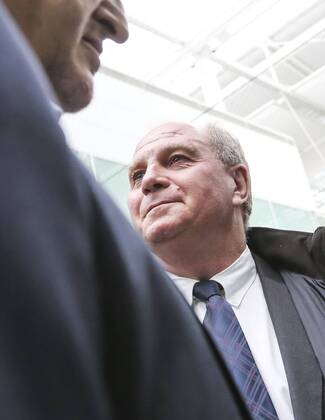 Präsident und Aufsichtsratsvorsitzender Uli HOENESS (FCB) und Mannschaft des FCB am Flughafen MÜNCHEN 24.05.2013 vor dem Flug zum Spiel FC BAYERN MÜNCHEN gegen BORUSSIA DORTMUND im Fussball UEFA Champions League, Finale, im Wembley Stadion London am 25.05.2013 CL Saison 2012 2013, FCB, MÜNCHEN, BVB