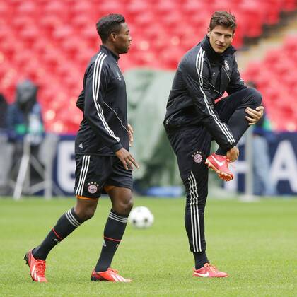 Mario GOMEZ (FC Bayern München - 33) - David ALABA (FC Bayern München - 27) im Gespräch EP_GST