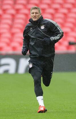 Bastian SCHWEINSTEIGER (FC Bayern München - 31) beim aufwärmen unter strömendem Regen EP_GST