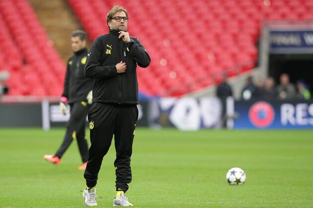 Jürgen KLOPP (Trainer Borussia Dortmund - BVB) zieht die Jacke zu bei eisiger Kälte in London EP_GST