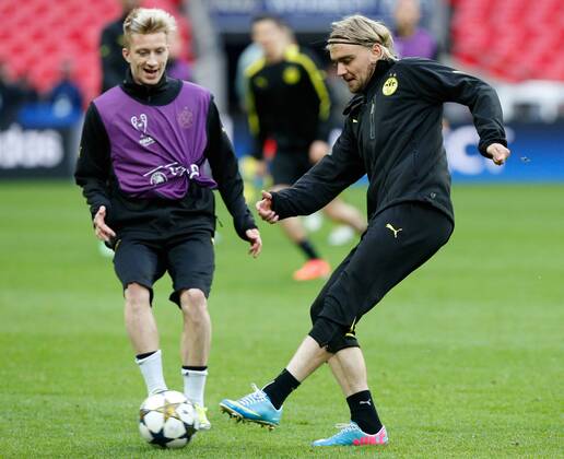 FUSSBALL - CL Finale, Dortmund vs Bayern, Vorberichte, Training LONDON,ENGLAND,24.MAI.13 - FUSSBALL - UEFA Champions League Finale, Borussia Dortmund vs FC Bayern München, Vorberichte, Abschlusstraining Dortmund. Bild zeigt Marco Reus und Marcel Schmelzer (Dortmund). 