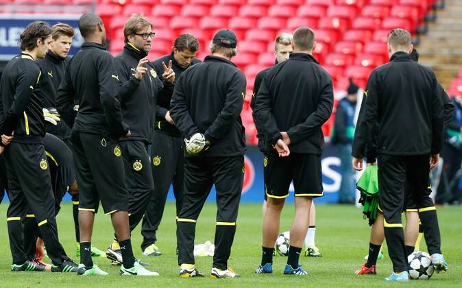 FUSSBALL - CL Finale, Dortmund vs Bayern, Vorberichte, Training LONDON,ENGLAND,24.MAI.13 - FUSSBALL - UEFA Champions League Finale, Borussia Dortmund vs FC Bayern München, Vorberichte, Abschlusstraining Dortmund. Bild zeigt Trainer Jürgen Klopp (Dortmund) und die Mannschaft von Dortmund. 