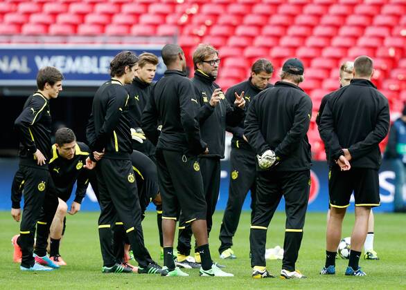 FUSSBALL - CL Finale, Dortmund vs Bayern, Vorberichte, Training LONDON,ENGLAND,24.MAI.13 - FUSSBALL - UEFA Champions League Finale, Borussia Dortmund vs FC Bayern München, Vorberichte, Abschlusstraining Dortmund. Bild zeigt Trainer Jürgen Klopp (Dortmund) und die Mannschaft von Dortmund. 