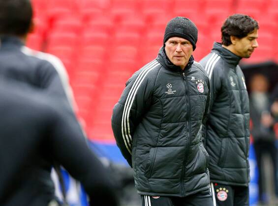 FUSSBALL - CL Finale, Dortmund vs Bayern, Vorberichte, Training LONDON,ENGLAND,24.MAI.13 - FUSSBALL - UEFA Champions League Finale, Borussia Dortmund vs FC Bayern München, Vorberichte, Abschlusstraining Bayern. Bild zeigt Trainer Jupp Heynckes (Bayern). 