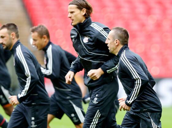 FUSSBALL - CL Finale, Dortmund vs Bayern, Vorberichte, Training LONDON,ENGLAND,24.MAI.13 - FUSSBALL - UEFA Champions League Finale, Borussia Dortmund vs FC Bayern München, Vorberichte, Abschlusstraining Bayern. Bild zeigt Franck Ribery und Daniel van Buyten (Bayern). 