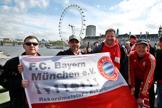 FUSSBALL - CL Finale, LONDON,ENGLAND,25.MAI.13 - FUSSBALL - UEFA Champions League Finale, FC Bayern München. Bild zeigt Bayern Fans vor dem London Eye. Keyword: Riesenrad. 
