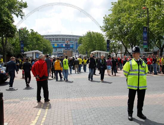 FUSSBALL - CL Finale, LONDON,ENGLAND,25.MAI.13 - FUSSBALL - UEFA Champions League Finale, Borussia Dortmund (BVB) vs FC Bayern München. Bild zeigt Fans vor dem Wembley Stadion. 