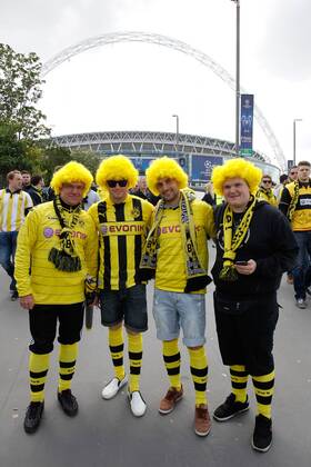 FUSSBALL - CL Finale, LONDON,ENGLAND,25.MAI.13 - FUSSBALL - UEFA Champions League Finale, Borussia Dortmund (BVB). Bild zeigt Dortmund Fans vor dem Wembley Stadion. 