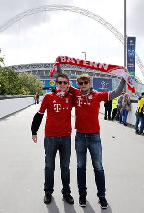 FUSSBALL - CL Finale, LONDON,ENGLAND,25.MAI.13 - FUSSBALL - UEFA Champions League Finale, FC Bayern München. Bild zeigt Bayern Fans vor dem Wembley Stadion. 
