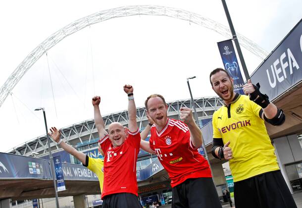 FUSSBALL - CL Finale, LONDON,ENGLAND,25.MAI.13 - FUSSBALL - UEFA Champions League Finale, Borussia Dortmund (BVB) vs FC Bayern München. Bild zeigt Fans vor dem Wembley Stadion. 