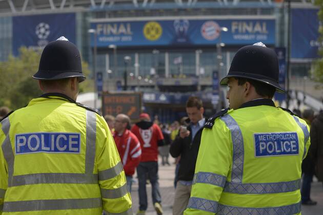 Zwei Polizisten stehen vor der Wembley Arena. Polizei, Sicherheit, Beamte, Polizeibeamte, Uniform, Schusswaffe, Pistole, Gefahr, Absichern, FC BAYERN MÜNCHEN - Borussia Dortmund (BVB) ( - ) Fussball UEFA Champions League, Finale, im Wembley Stadion London am 25.05.2013 CL Saison 2012 2013, FCB, München, BVB
