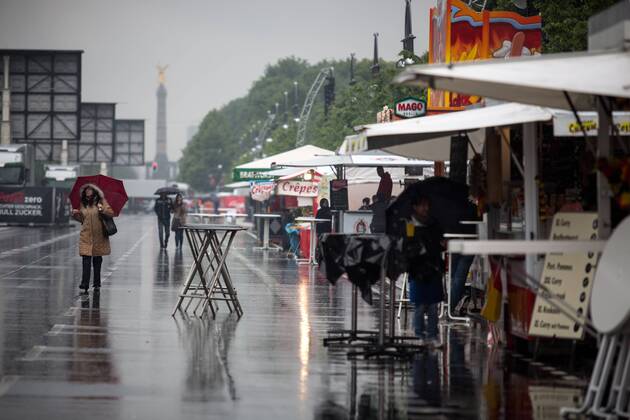 Gähnende Leere auf der Fanmeile: Wenige Stunden vor Anpfiff des Champions-League-Finalspiels finden sich bei strömenden Regen nur wenige hundert Besucher auf der Berliner Fanmeile am Brandenburger Tor ein. Fanmeile Berlin