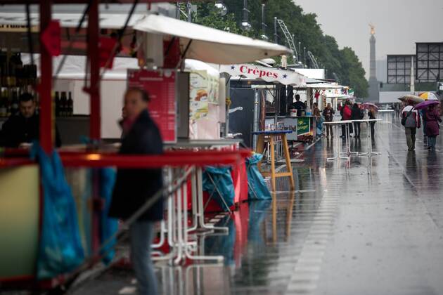 Gähnende Leere auf der Fanmeile: Wenige Stunden vor Anpfiff des Champions-League-Finalspiels finden sich bei strömenden Regen nur wenige hundert Besucher auf der Berliner Fanmeile am Brandenburger Tor ein. Fanmeile Berlin