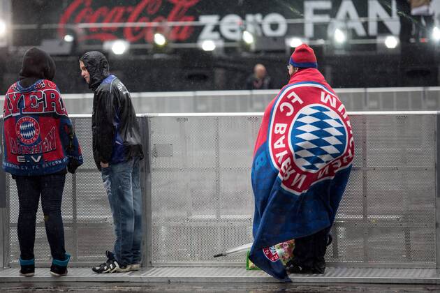 Gähnende Leere auf der Fanmeile: Wenige Stunden vor Anpfiff des Champions-League-Finalspiels finden sich bei strömenden Regen nur wenige hundert Besucher auf der Berliner Fanmeile am Brandenburger Tor ein. Fanmeile Berlin