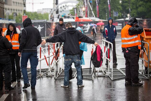 Sicherheitskontrollen auf der Fanmeile: Security-Mitarbeiter kontrollieren Fans beim Betreten der Fanmeile in Berlin zum Champions-League-Finalspiel Bayern München gegen Borussia Dortmund. Fanmeile Berlin