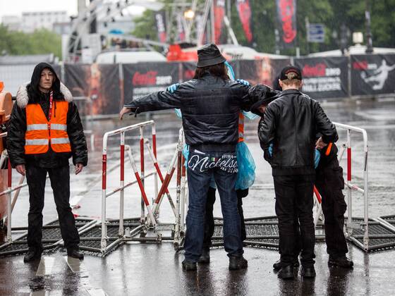 Sicherheitskontrollen auf der Fanmeile: Security-Mitarbeiter kontrollieren Fans beim Betreten der Fanmeile in Berlin zum Champions-League-Finalspiel Bayern München gegen Borussia Dortmund. Fanmeile Berlin