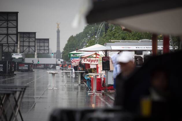Gähnende Leere auf der Fanmeile: Wenige Stunden vor Anpfiff des Champions-League-Finalspiels finden sich bei strömenden Regen nur wenige hundert Besucher auf der Berliner Fanmeile am Brandenburger Tor ein. Fanmeile Berlin